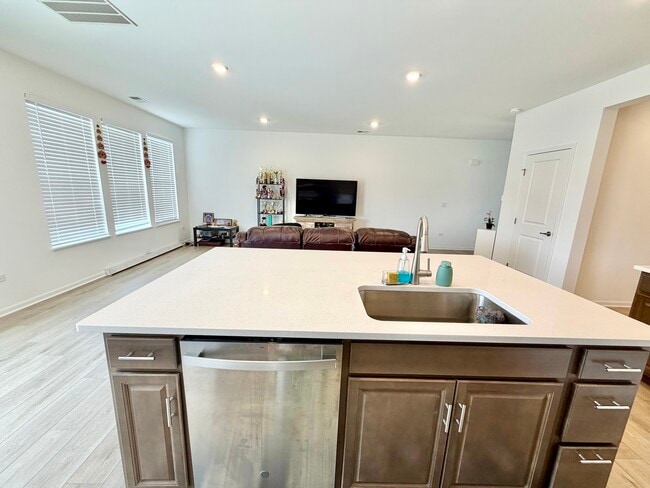 Building Photo - 331 Red Oak Cir