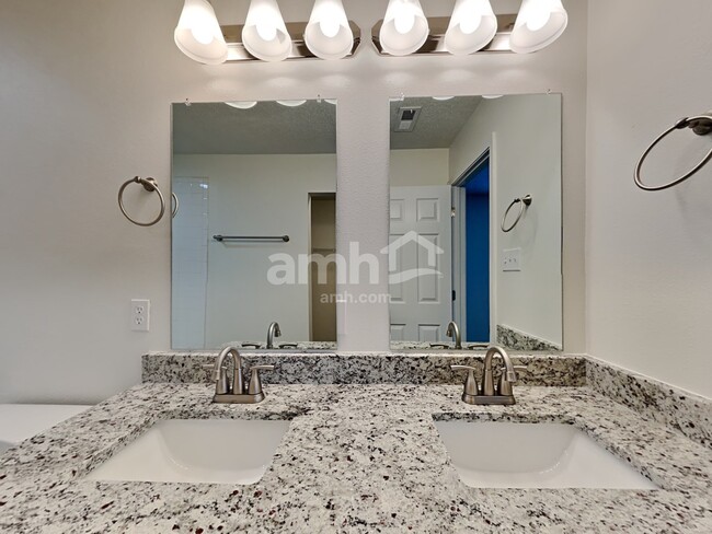 Building Photo - 842 Littleton Dr