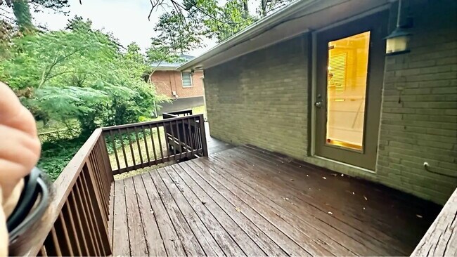 Building Photo - "Charming 2-Bedroom Oasis with Gleaming Hardwood Floors and 2 Full Baths in Decatur!"