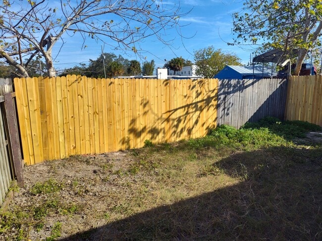 Building Photo - Enjoy the convenience and comfort of this 2/1 apartment in New Port Richey.