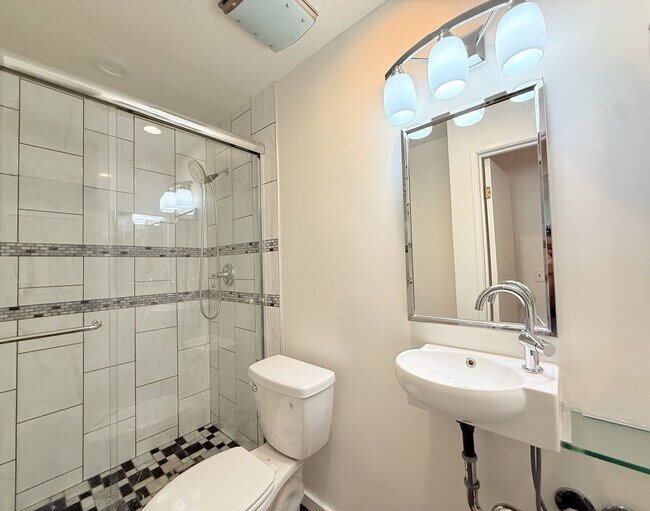 Building Photo - AVAILABLE NOW!! 1 Bedroom 1 Bathroom Condo...