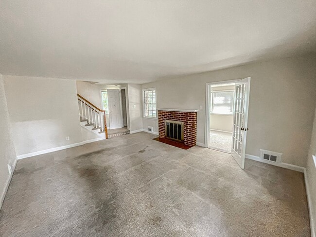 Building Photo - Classic 3 Bedroom 1.5 Bathroom Colonial In...