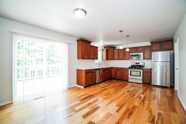 Building Photo - 180 Cherry Tree Ln