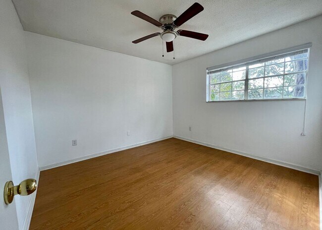 Building Photo - Available 7/1. 2 BR/2 BA in a FANTASTIC Lo...