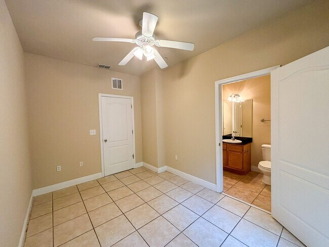 Building Photo - Chase Hollow #40