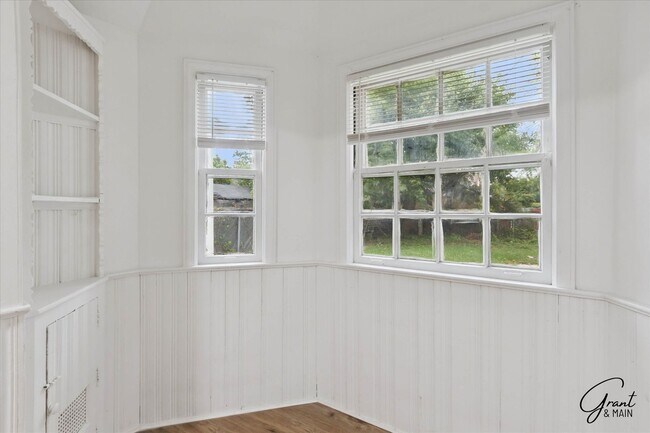 Building Photo - $1290 3 bedroom bungalow