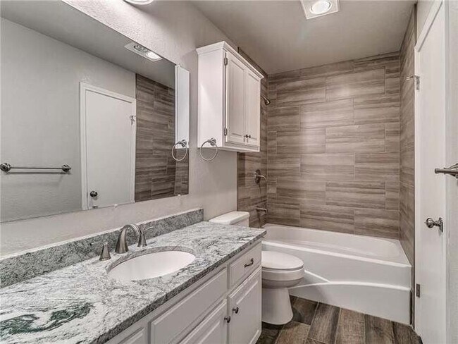 Building Photo - Spacious 4 Bedroom Home - Edmond Schools -...