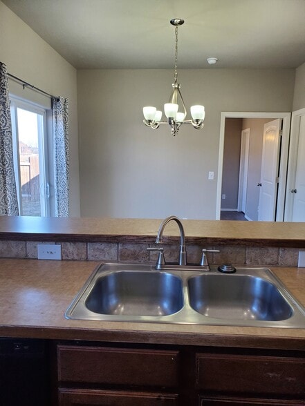 Kitchen - 776 Parkwood Dr