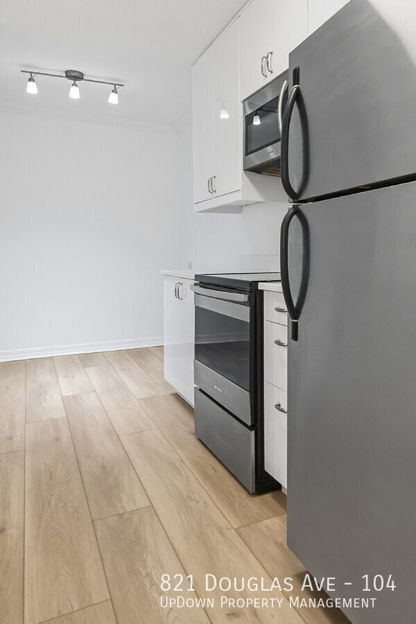 Building Photo - 821 Douglas Ave