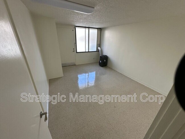Building Photo - 1301 Lusitana St
