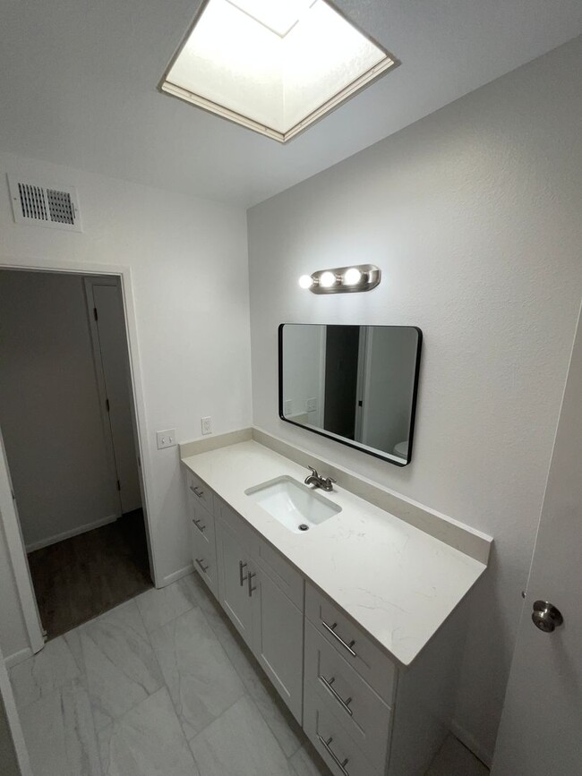 Building Photo - Eastside townhome completely remodeled, he...