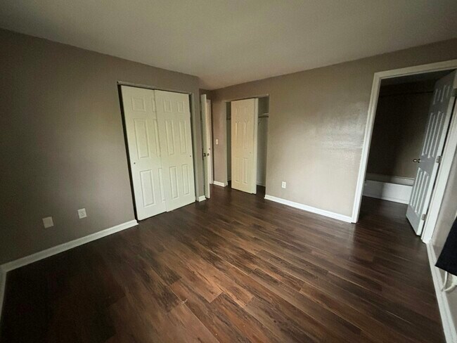 Building Photo - 117 Van Horne St