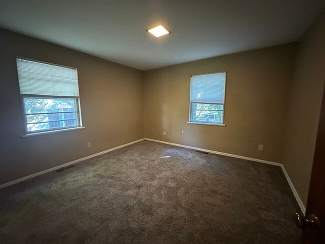 Building Photo - Welcome to this conveniently located 3-bedroom, 1-bathroom home in the heart of Russellville, AR.