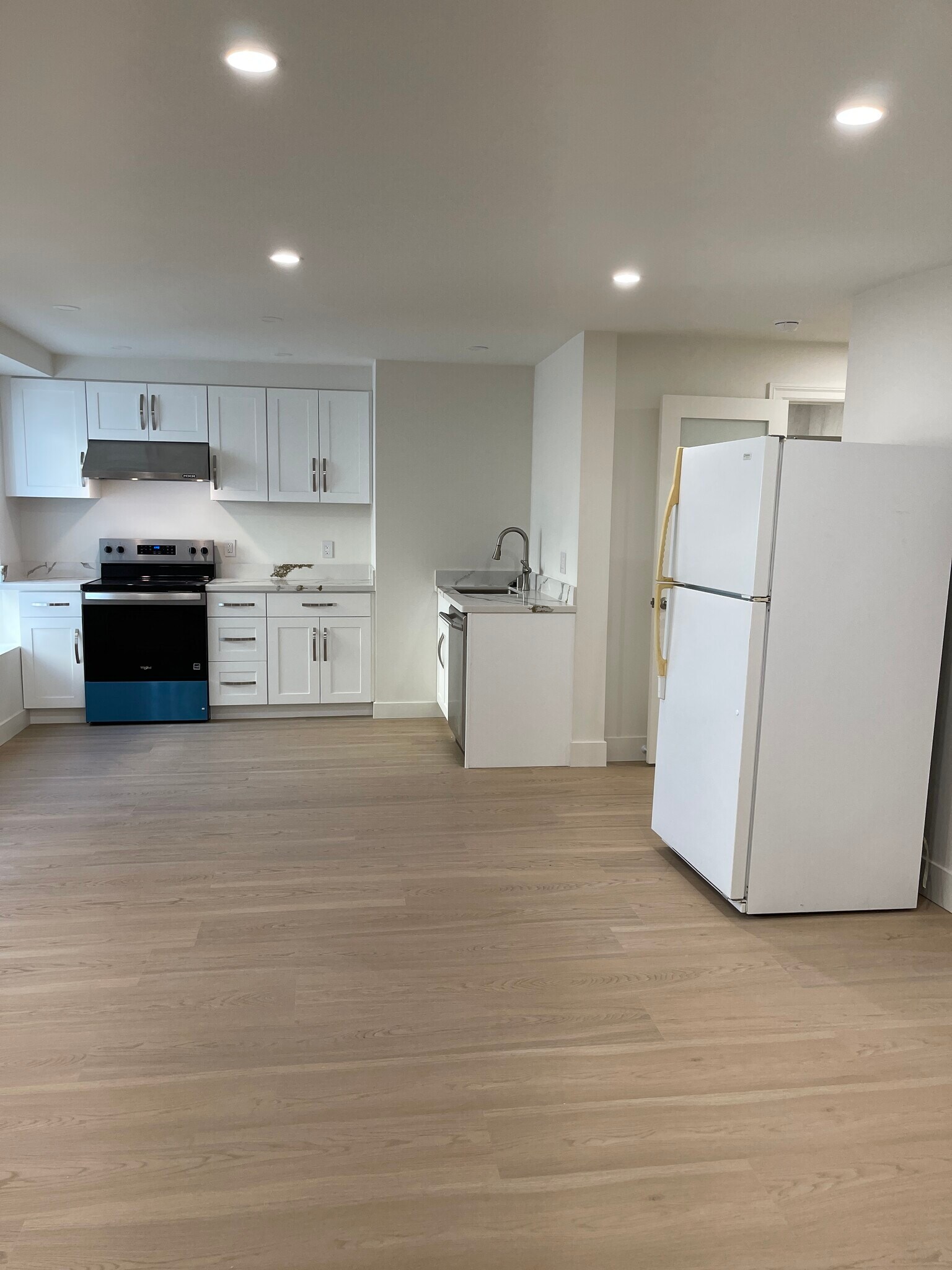 Building Photo - 633 Rocca Ave