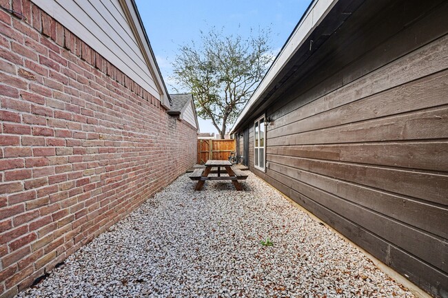 Building Photo - 16607 Neumann Dr