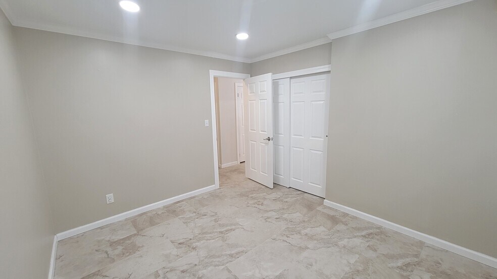 Building Photo - 15 Windsor Rd