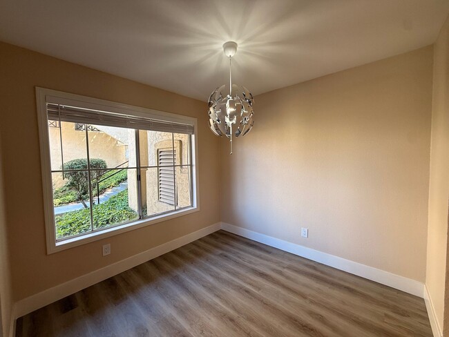 Building Photo - Bright 2BR/2BA Condo with Reserved Parking...