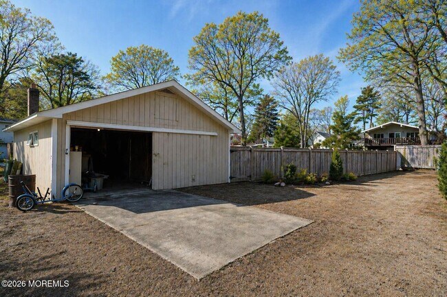 Building Photo - 437 Adamston Rd