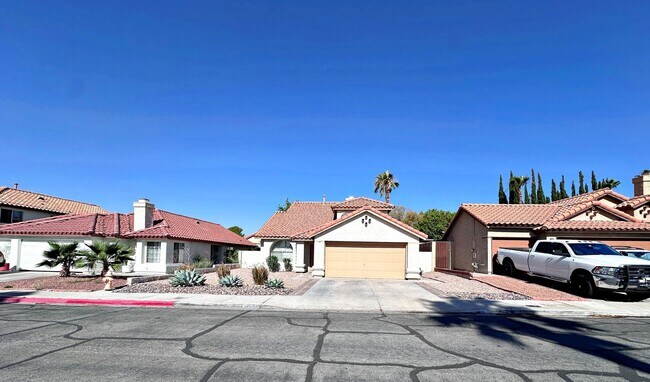 Building Photo - 4 BEDROOM 2.5 BATH HOME
