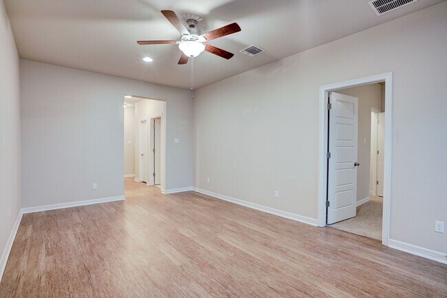 Building Photo - 2212 Dillon Pond Ln