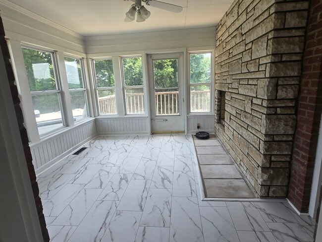 Building Photo - 507 Robinson Dr
