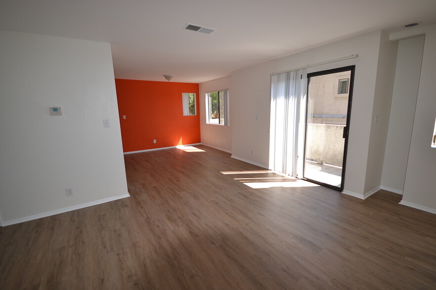 Living room/dining room - 3165 Weldon Ave
