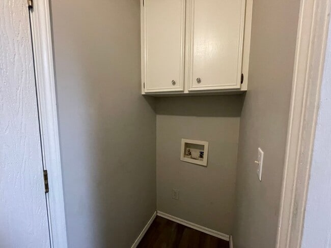 Building Photo - Move in ready! 3 bedrooms and 2 baths
