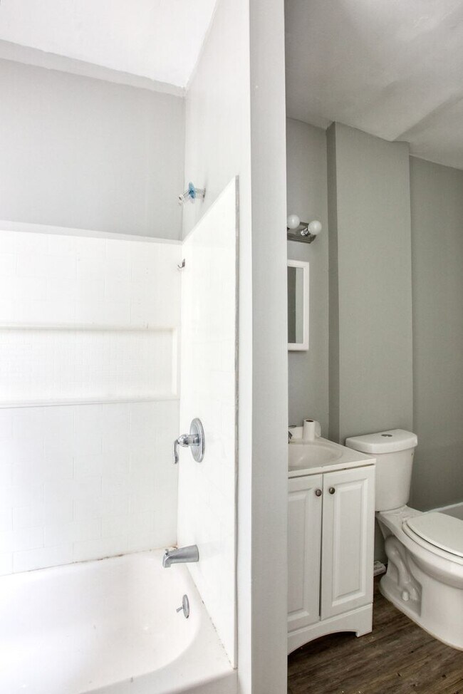 Building Photo - OVERSIZED 3 bedroom 1 bathroom Apartment