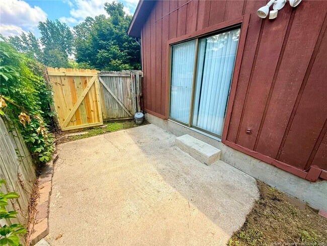 Building Photo - 6868 Candlewood Dr