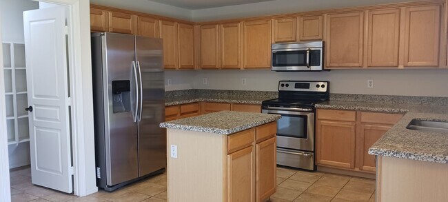 Building Photo - Spacious Two Story 4 Bed/3 Bath with Large...