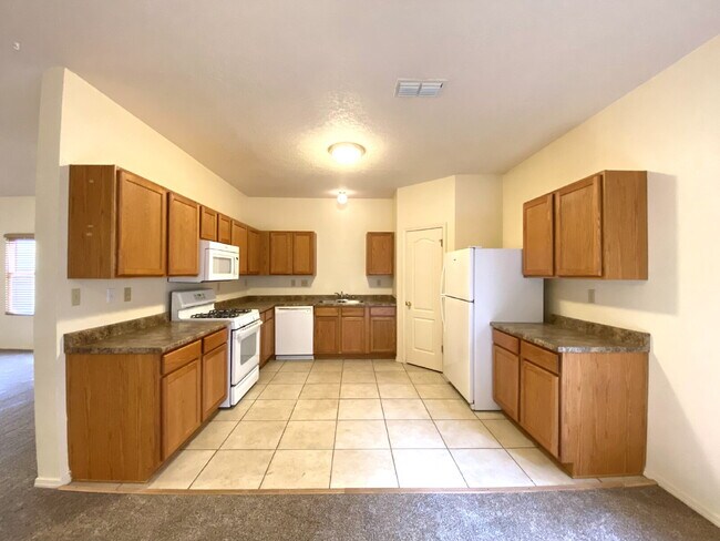 Building Photo - 4BR - PLUS LOFT and 3 CAR GARAGE