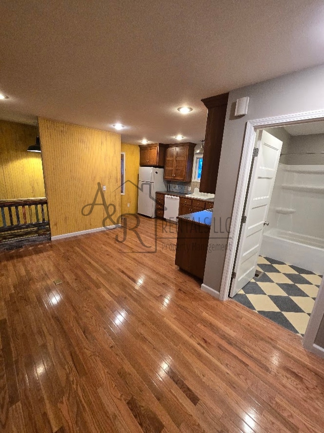 Building Photo - 301 E 7th St