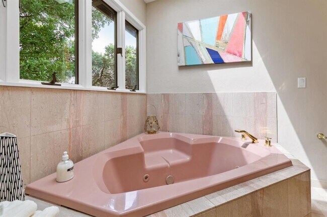 Building Photo - 30 Knollcrest Rd