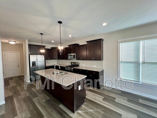 Building Photo - 1135 Overlake Dr