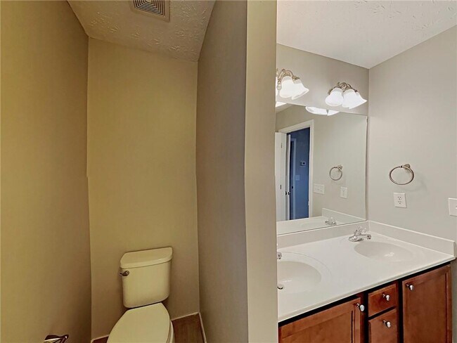 Building Photo - 365 Laurelton Cir