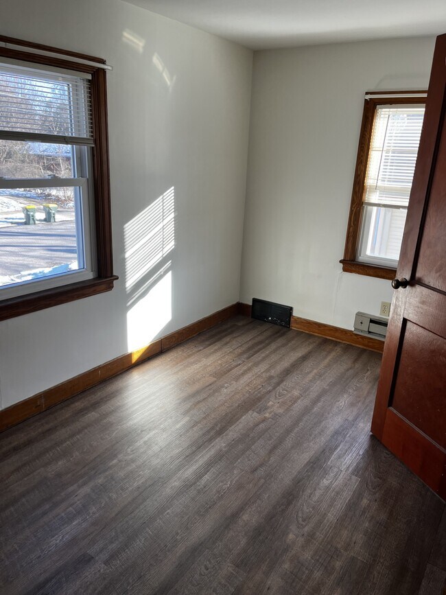 Building Photo - Vine st Duplex
