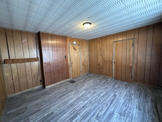 Building Photo - 905 Oak-