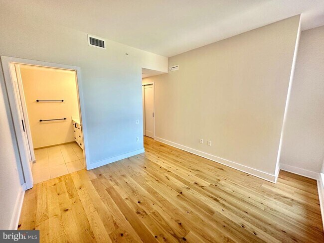 Building Photo - 1211 Van St SE