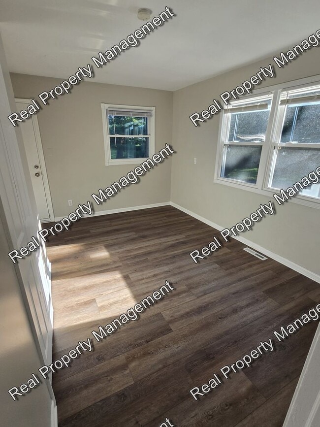 Building Photo - Three Bedroom Ranch