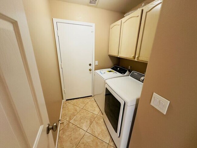 Building Photo - Great Location! Lovely 3Bedroom Plus/ 2Bathroom Chandler Home!