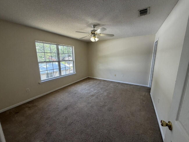 Building Photo - Apartment For Rent