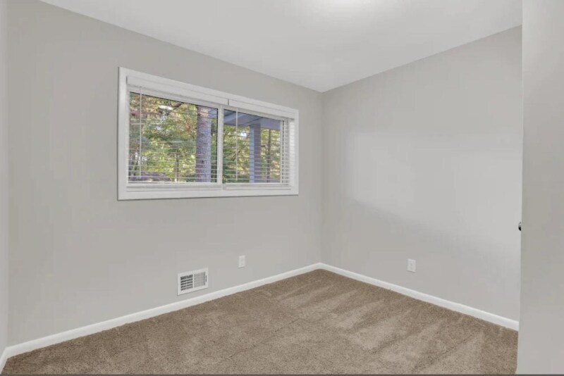 Building Photo - 2830 Altaview Dr SE