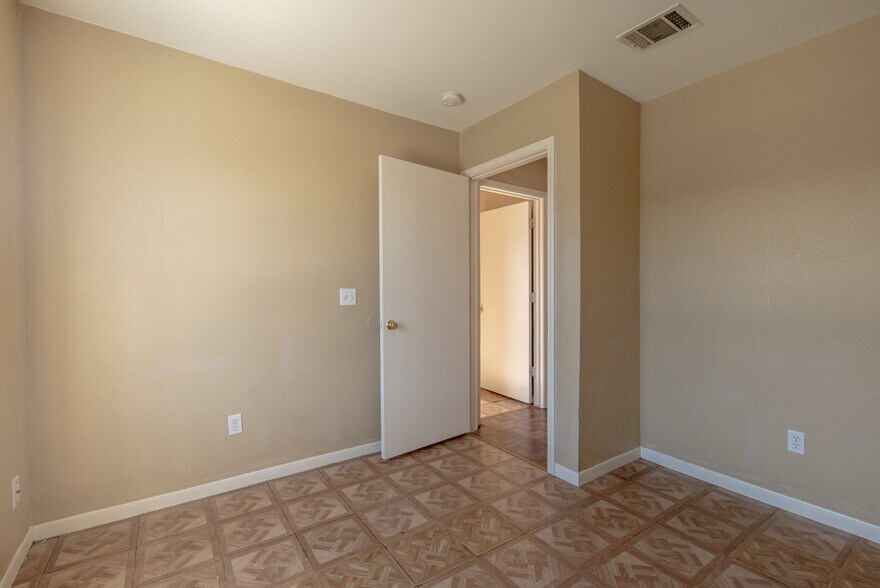 Building Photo - 7561 Windsor Oaks