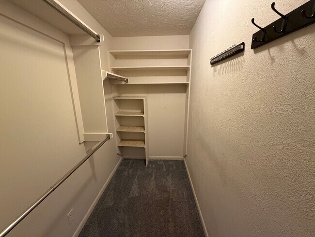 Building Photo - 2517 Chateau Dr