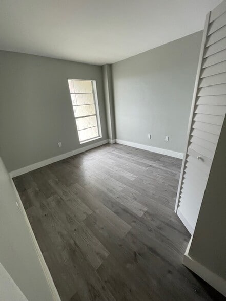 Building Photo - 300 NW 42nd Ave