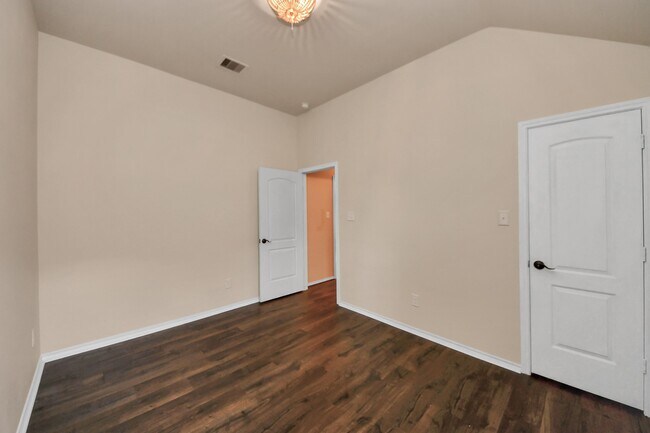 Building Photo - 4614 S Creekmont Dr