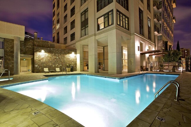 Building Photo - Luxurious 17th-Floor Renaissance Condo with Stunning City Views