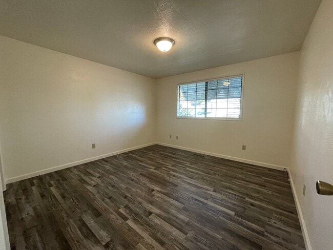 Building Photo - 3 bedroom, 2 bathroom, in East Medford