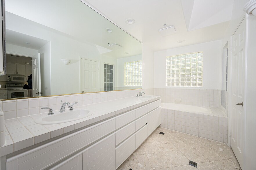 Building Photo - 2243 Martin