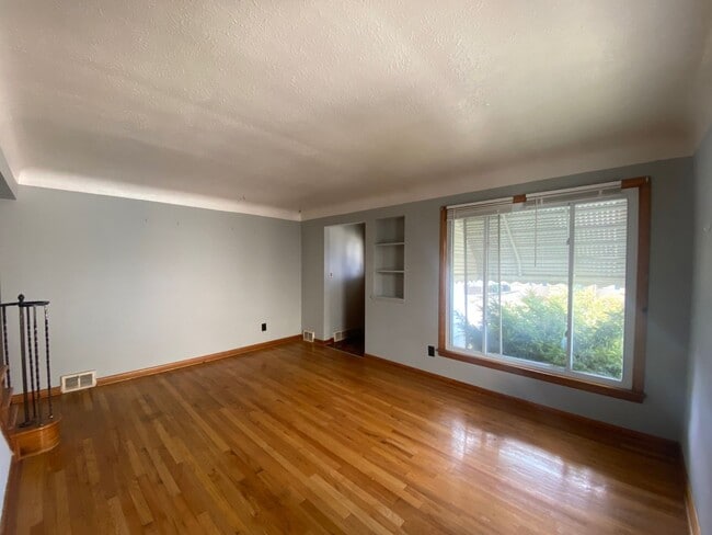 Building Photo - Charming 3-Bedroom Property in Prime Location